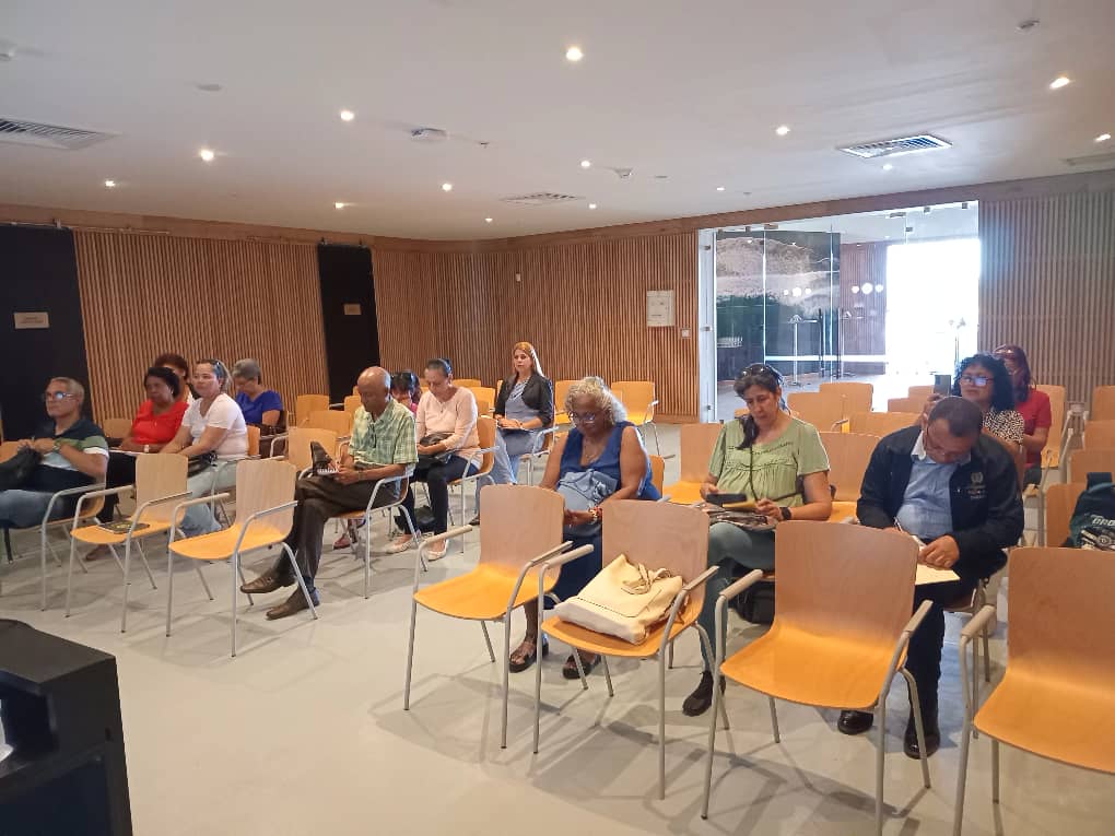 OGAmbienteCuba's tweet photo. Sesión de trabajo del Grupo Técnico Nacional para la implementación del Programa Nacional de Diversidad Biológica en #Cuba. Coordinado por Dr. C. Nelvis Gómez, Experta en Política de Dirección General de Medio Ambiente coordina  Se debate sobre incidencia de incendios forestales https://t.co/qLjdVKrfXc