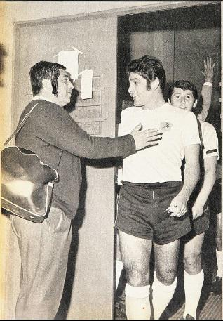 eabarzua's tweet photo. No murieron, se convirtieron en una foto

El número 1.307 de la revista Estadio, 18 de julio de 1968. Página 12. Un hombre con ropa de calle y un bolso al hombro que parece venir llegando de la pega saluda a un futbolista que recién sale del camarín. El jugador que aparece detrás fija la mirada en la cámara que le roba esa foto a la eternidad. Tres hombres atrapados en una familiaridad indisoluble. Tienen 37, 29 y 25 años. Cuacuá Hormazábal, el Chino Toro y Chamaco Valdés. No son hermanos de sangre, sino de piel, de historia, de pueblo.
Están ahí por un partido del jueves anterior a la revista. Un partido de mitad de semana con cincuenta mil espectadores en horario laboral dentro de una ciudad que por entonces bordea los tres millones de habitantes, advierte la pluma de Antonino Vera. Un partido amistoso que utiliza la figura de Jorge Toro, mundialista del 62 y estrella del fútbol italiano, como gancho para llenarle el Estadio Nacional y el bolsillo a un Colo Colo en apuros económicos, para variar.
Enrique Hormazábal, Cuacuá, es el hombre con ropa de calle. Ya retirado, podría estar en otra parte, pero está ahí, como homenaje en vida a su sucesor y, sin saberlo todavía, al sucesor de su sucesor: Toro y Valdés. Hormazábal tiene la humildad del que podía meter un pase de cuarenta metros con los ojos cerrados en el pie de un compañero con el que después se iban a ir juntos a tomar un vaso de vino. No necesita mostrarse grande, es grande. Lo sabe Toro, que aprendió a jugar con él al lado, en esos últimos años de Cuacuá en Colo Colo. Lo sabe también Valdés, que después de los partidos de Colo Colo caminaba hasta el barrio Yungay con sus amigos sólo para mirarlo y tocarlo cuando llegaba a su casa, cerciorarse de que ese enorme mago del balón era un ser humano.
El futbolista trabaja la mayor parte de su vida de ex futbolista. Juega quince años, con suerte veinte, y el resto es juntarse con los amigos del fútbol, dar entrevistas del recuerdo, opiniones vagas y titulares de prensa, gastarse los ahorros, morir. El ídolo vive en otro territorio, quizás fuera del tiempo, y es carne y huesos de otros ídolos: los viejos amores, las penas de siempre, el llamado de los ancestros. Pasos que reconocen las huellas de otros como propias. Si algo he aprendido de fútbol en todos estos años, si algo me ha enseñado toda una vida buscando actos de fe detrás de una pelota, puedo decir ahora que Cuacuá, Toro y Chamaco escribieron una sola leyenda dividida en tres partes. No creo que sea posible encontrar más talento para el fútbol reunido en una sola foto que en esa de la Estadio.
Cuacuá falleció un domingo, Chamaco un lunes y Toro un viernes, el último viernes. Nos dejaron goles en blanco y negro, antiguos relatos de radio con la voz de Julio Martínez que vuelve a encaminar el destino, revistas viejas que amarillean y se cubren de polvo hasta que un día las encontramos en un rincón y volvemos a encontrarnos todos en una foto. ¿Existe el Cielo? No sé. Existen ellos. Soy un simple testigo, un recuerdo de la primera vez que vi esa foto y pensé que tal vez la felicidad consiste en eso: un abrazo entre los amigos antes de que empiece el partido.  Soy todas las fotos que recuerdo, también las que me gustaría recordar. Creo que Hanif Kureishi escribió algo parecido: existimos en todas nuestras edades al mismo tiempo. No morimos, nos convertimos en una foto de la página 12 en la revista Estadio.
*Publicado en LUN el 19 de febrero de 2024.
Un tuit albo cada media hora.