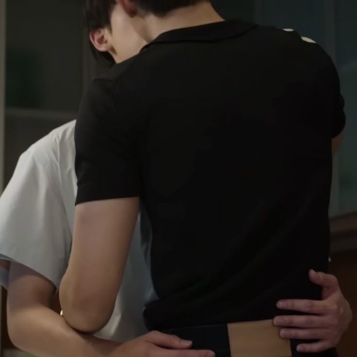 One shot #PondPhuwin  🔞 " "Hot spider🕷️"
En dónde Pond se pone la máscara de SpiderMan, se toma fotos sexys y luego decide comerse a Phuwin con ella puesta. Caos, deseo y una presa muy dispuesta.