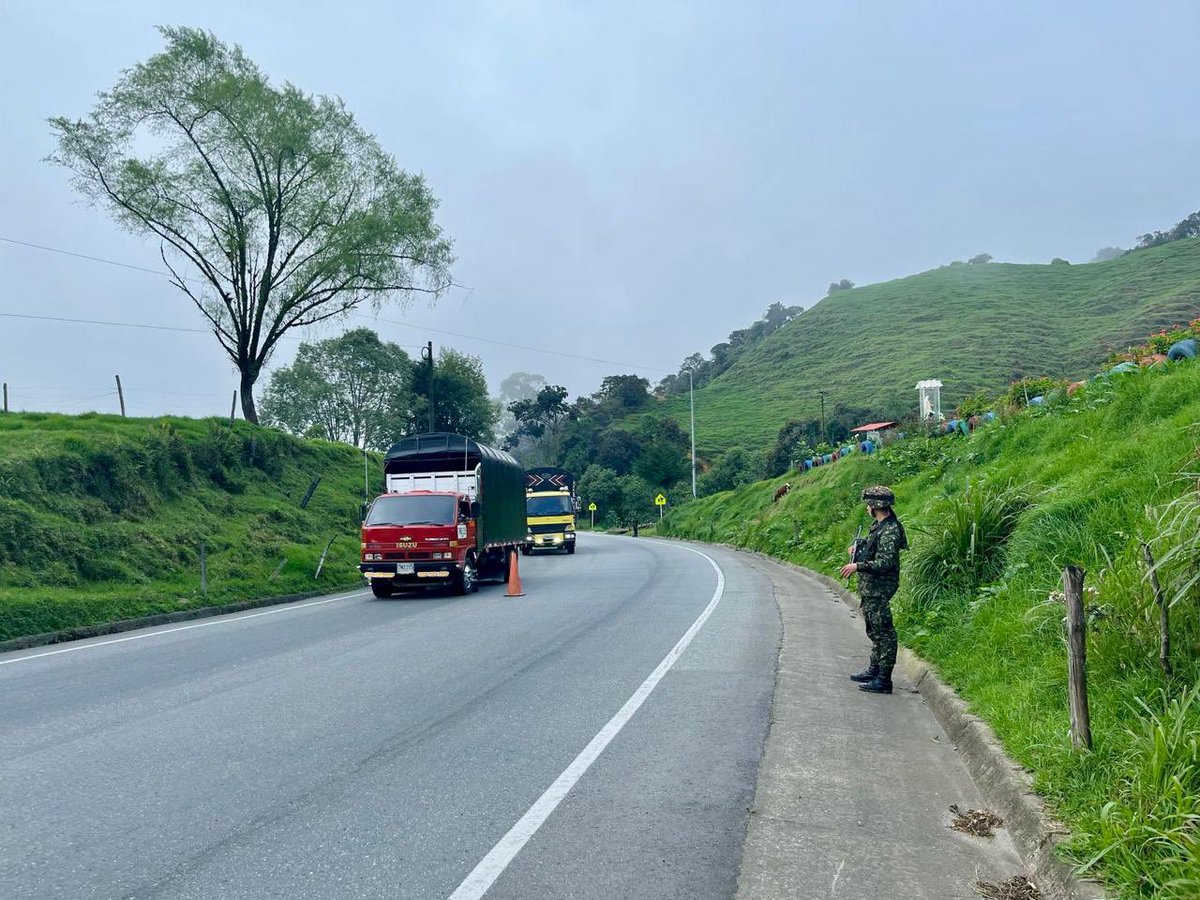 Ejercito_Div7's tweet photo. Sobre el sector el sector el Tobón, en Yarumal #Antioquia, están desplegados los soldados del Batallón de Artillería de Campaña N.º4 de la #CuartaBrigada, contribuyendo con la seguridad de los colombianos, para que usted y su familia disfruten con tranquilidad del departamento. 

#ViajeSeguro, su @COL_EJERCITO está en la vía.