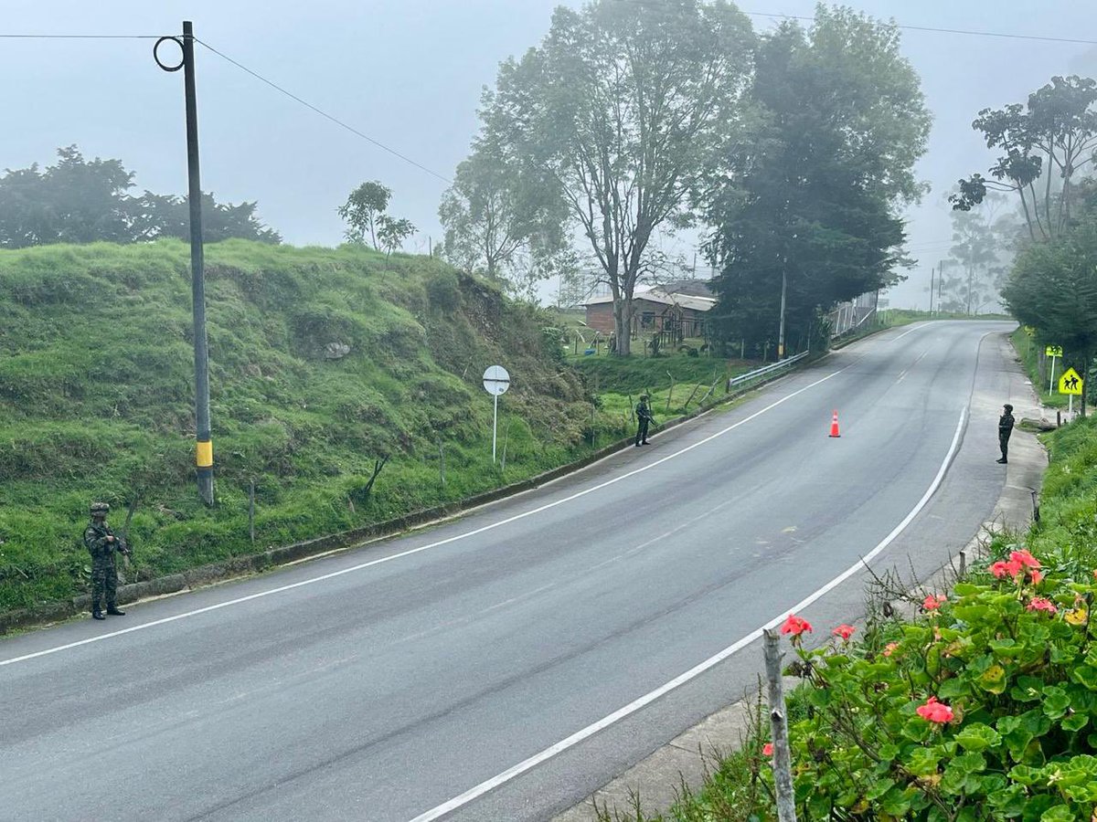 Ejercito_Div7's tweet photo. Sobre el sector el sector el Tobón, en Yarumal #Antioquia, están desplegados los soldados del Batallón de Artillería de Campaña N.º4 de la #CuartaBrigada, contribuyendo con la seguridad de los colombianos, para que usted y su familia disfruten con tranquilidad del departamento. 

#ViajeSeguro, su @COL_EJERCITO está en la vía.