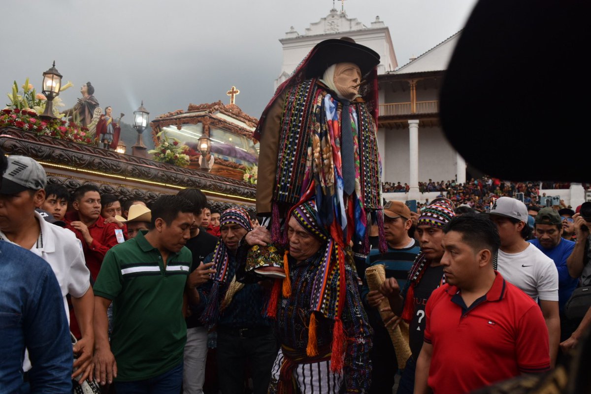 daniloramirezm's tweet photo. El sincretismo religioso del Viernes Santo en Santiago Atitlán, Sololá. La deidad Rilaj Maam del pueblo maya Tz’utujil comparte el espacio con el Cristo Yacente de la Cofradía de la Santa Cruz. https://t.co/89kC3WHd7k