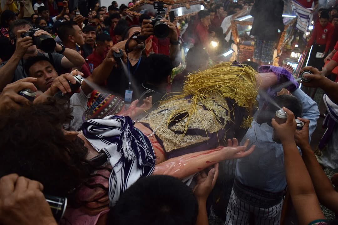 daniloramirezm's tweet photo. El sincretismo religioso del Viernes Santo en Santiago Atitlán, Sololá. La deidad Rilaj Maam del pueblo maya Tz’utujil comparte el espacio con el Cristo Yacente de la Cofradía de la Santa Cruz. https://t.co/89kC3WHd7k