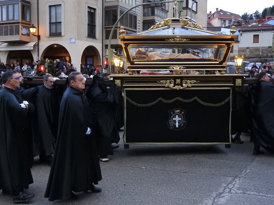 CofradiasSoria's tweet photo. Procesión general del @S_entierroSoria en la tarde del Viernes Santo.
📸 @desdeSoria
#juntadecofradiasdesoria #Semanasantasoria #sobria #austera #devocional #tipicamentecastellana #viernessanto #SemanaSanta2025 #soria #cyl https://t.co/H4f5gHfOy9