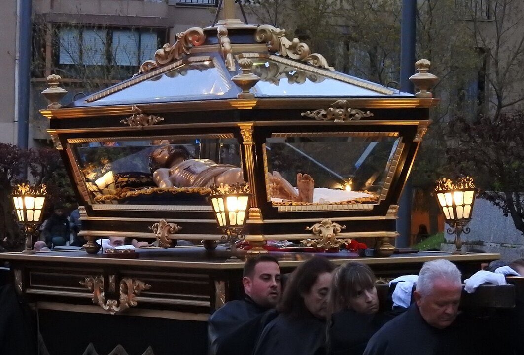 CofradiasSoria's tweet photo. Procesión general del @S_entierroSoria en la tarde del Viernes Santo.
📸 @desdeSoria
#juntadecofradiasdesoria #Semanasantasoria #sobria #austera #devocional #tipicamentecastellana #viernessanto #SemanaSanta2025 #soria #cyl https://t.co/H4f5gHfOy9