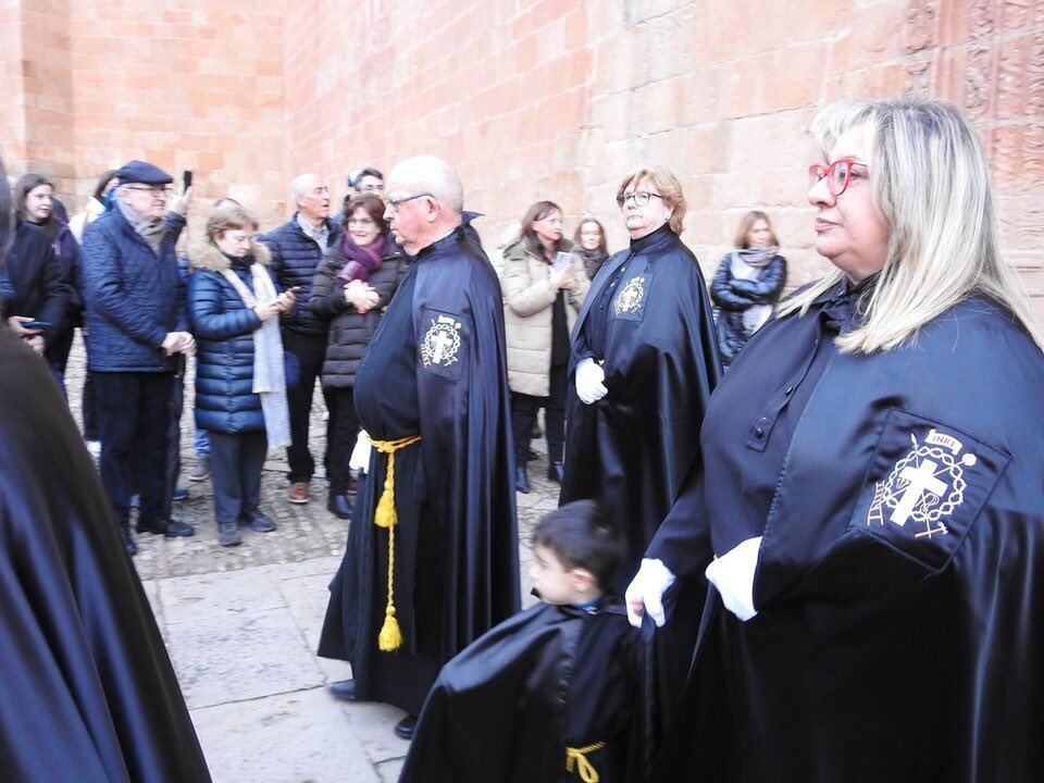 CofradiasSoria's tweet photo. Procesión general del @S_entierroSoria en la tarde del Viernes Santo.
📸 @desdeSoria
#juntadecofradiasdesoria #Semanasantasoria #sobria #austera #devocional #tipicamentecastellana #viernessanto #SemanaSanta2025 #soria #cyl https://t.co/H4f5gHfOy9