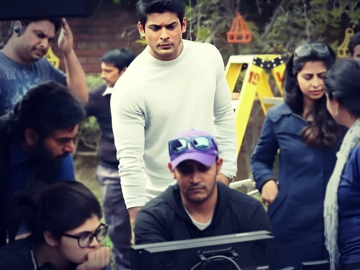 Mleez1's tweet image. Your eyes stamp on him only. ❤️

#HSKD set 
#SidharthShukla  #SidHearts