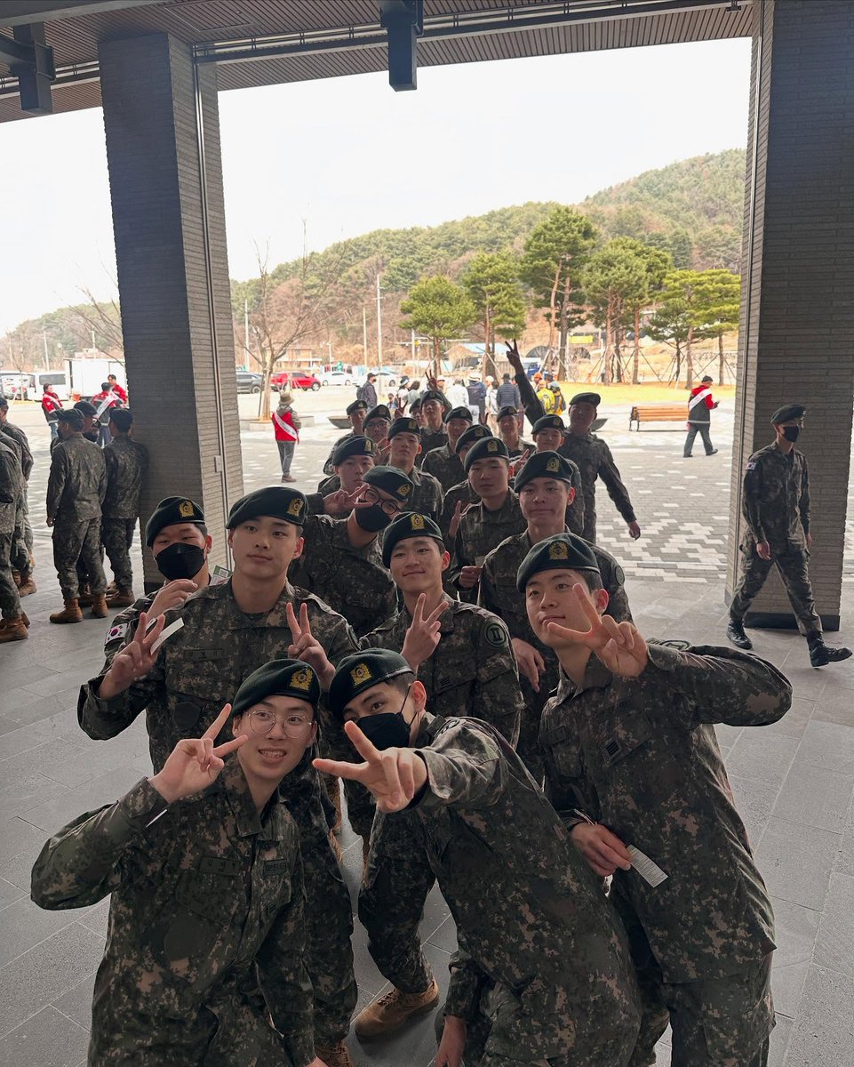 LORDVNT's tweet photo. Nyatanya taehyung tuh banyak banget temennya, soalnya taehyungnya sendiri juga baik, bisa ngebawa diri, jadi gak stuck di lingkungan itu aja

Makasih mamah papah Kim sudah mendidik taehyung jadi kayak gini TT gue selalu percaya didikan ortu sangat berpengaruh besar https://t.co/rnbrEJ7Rd1