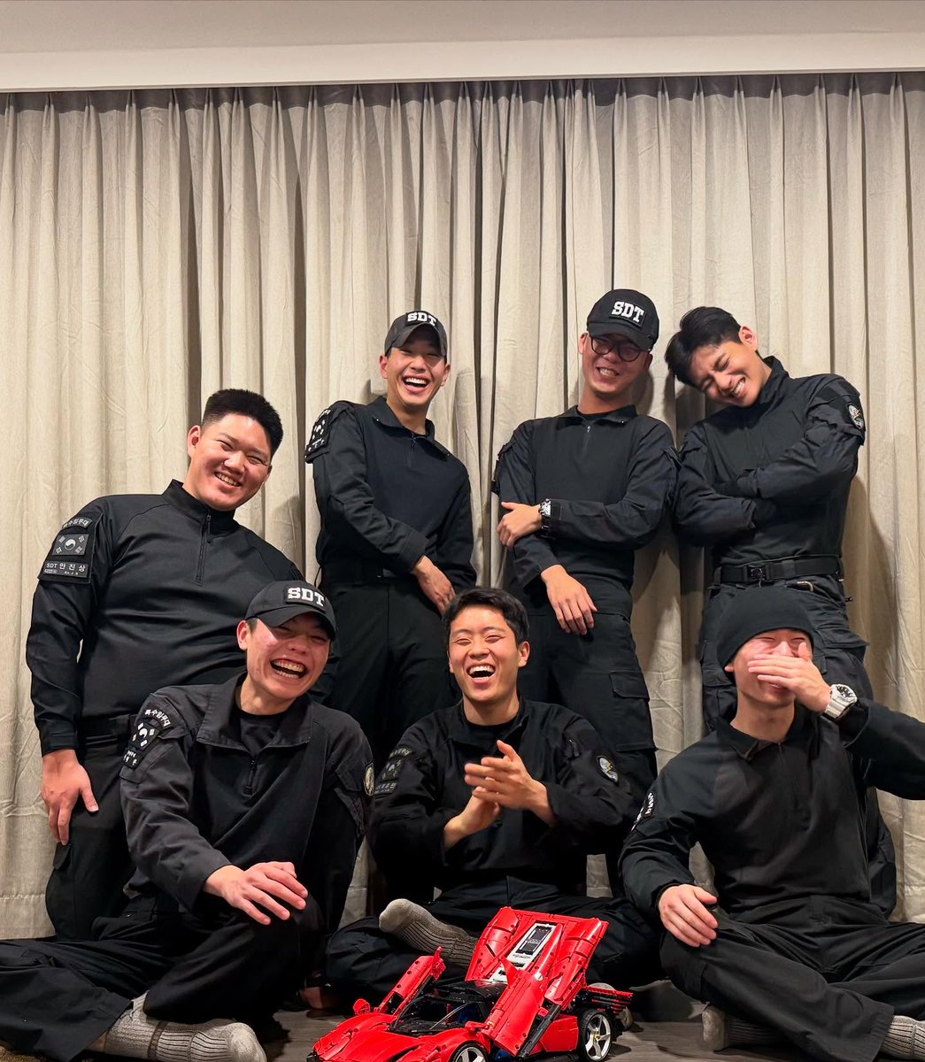 LORDVNT's tweet photo. Nyatanya taehyung tuh banyak banget temennya, soalnya taehyungnya sendiri juga baik, bisa ngebawa diri, jadi gak stuck di lingkungan itu aja

Makasih mamah papah Kim sudah mendidik taehyung jadi kayak gini TT gue selalu percaya didikan ortu sangat berpengaruh besar https://t.co/rnbrEJ7Rd1