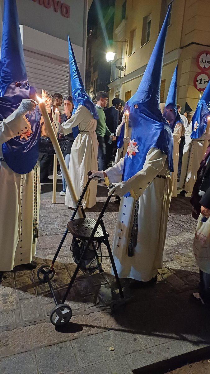 Alfonso Aparicio (@alfonsoal_) on Twitter photo Este es el verdadero mensaje que tiene que transmitir la Semana Santa de Sevilla.
Un nazareno, con su "taca taca", realizando su correspondiente estación de penitencia con la Hermandad de Montserrat (<a href="/Hdad_Montserrat/">HDAD. DE MONTSERRAT</a>)
Tradición, devoción y sobre todo Fe. Este es el verdadero mensaje que tiene que transmitir la Semana Santa de Sevilla.
Un nazareno, con su "taca taca", realizando su correspondiente estación de penitencia con la Hermandad de Montserrat (<a href="/Hdad_Montserrat/">HDAD. DE MONTSERRAT</a>)
Tradición, devoción y sobre todo Fe.