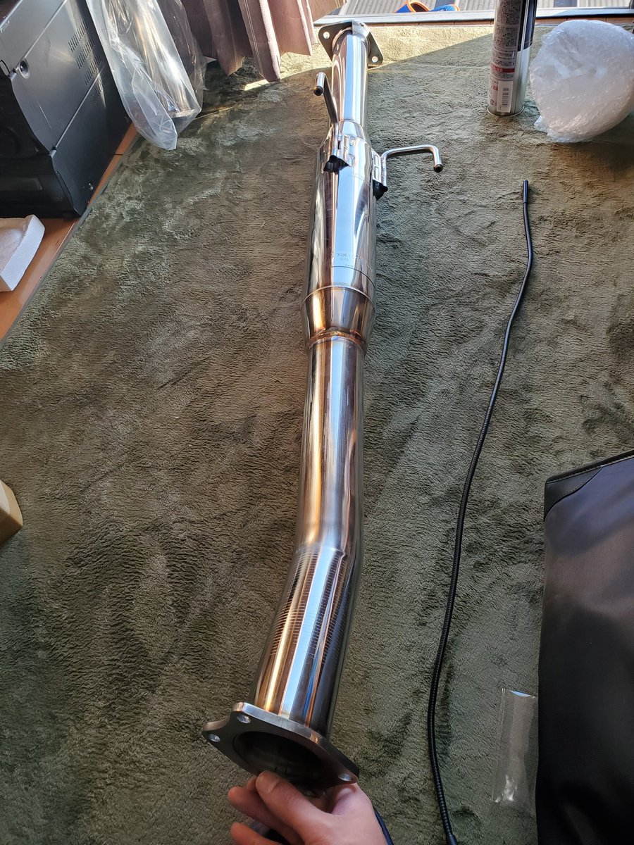 shokidelfin's tweet photo. ガナドールの中間マフラーの膨らみてっきり絞りあるのかなって思ってたら全く無くてただのチャンバーだった。そして、マフラー交換
レンタルピットでリフト上げて中間パイプとエンドピースを自分で取り付け
燃費計の瞬間燃費と体感で車が軽くなったと感じるくらいにトルクが上がってると体感できたかな https://t.co/B77Z4DLph4