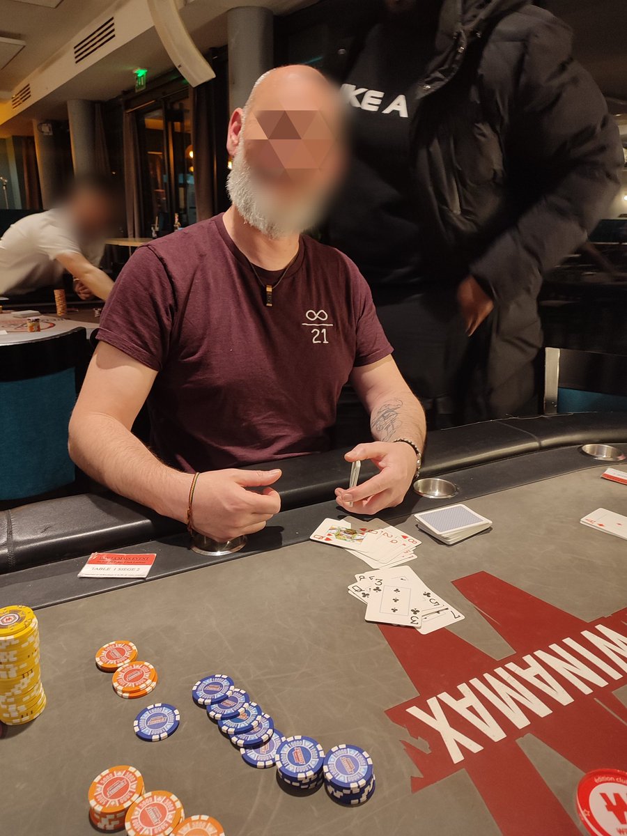 PhenixBZH's tweet image. Et voilà, fin du tournoi pour moi.
23eme pour 21 qualifié...😅
Bizarre ce 21 quand même 😉
Et quelle joie d'avoir un croupier qui sait s'habiller avec style à sa table 😍
@DecouvreBitcoin