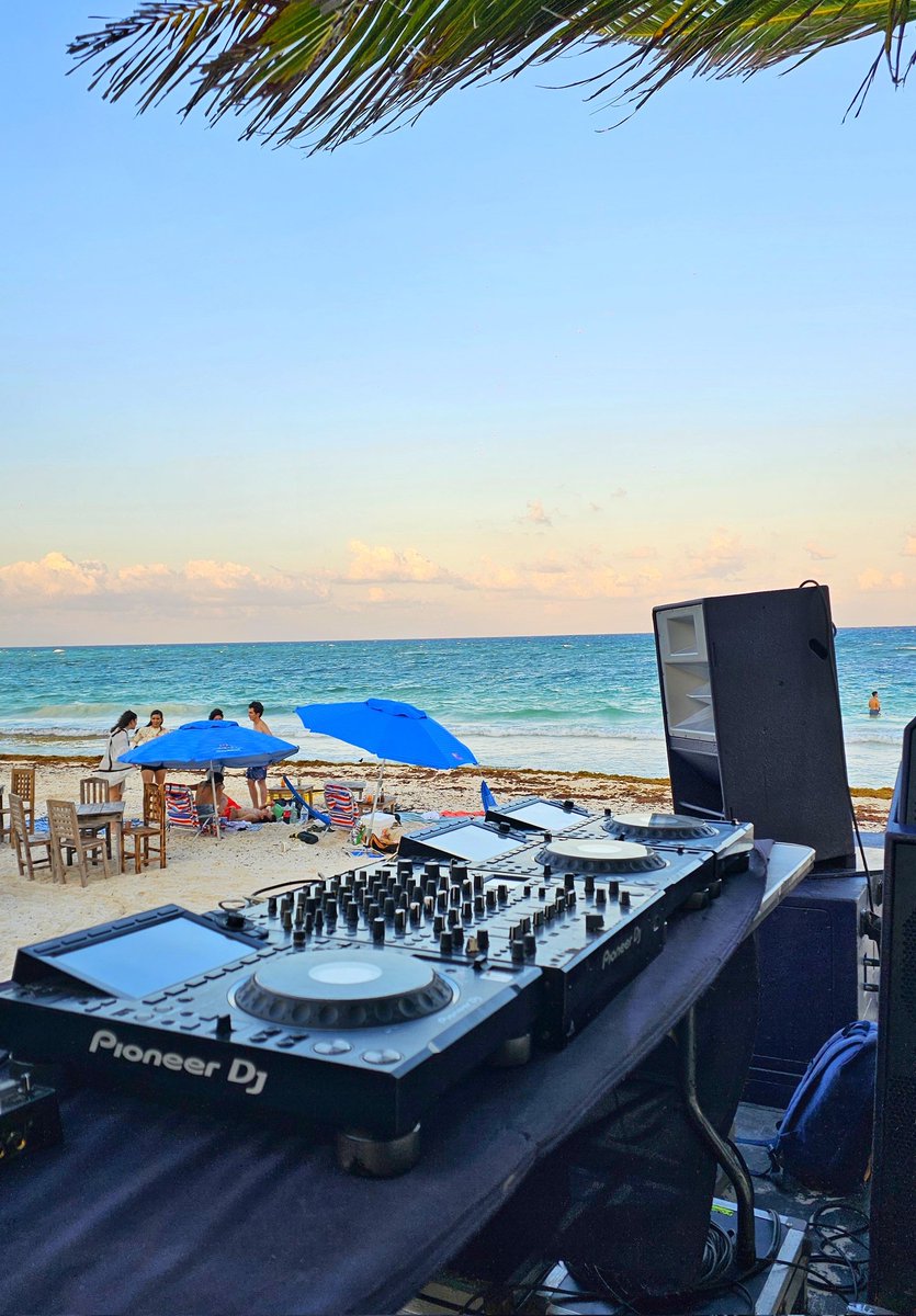 DJ booth de esta noche!! 🔊🔊🔊