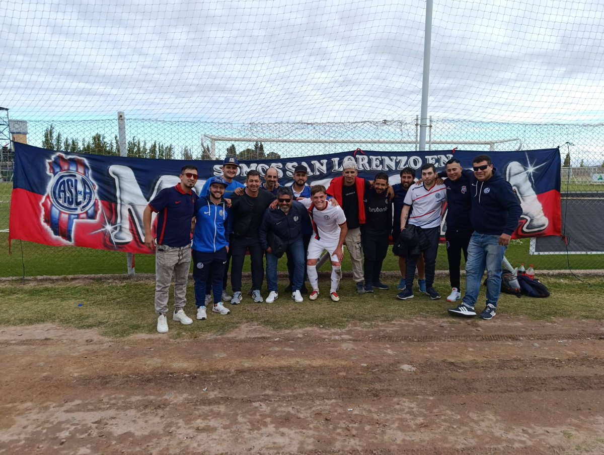 CASLAMendoza's tweet photo. Es la banda de Mendoza que al Ciclón viene a alentar!💙🩷

La Peña estuvo presente en el triunfo de la Reserva frente a Godoy Cruz por la novena fecha de la Copa Proyección.

Vamos los pibes!⚽💪🏼

#SlFederal🇦🇷
#SomosSanLorenzoEnMendoza🏔
#MasQue90Minutos 💙❤ https://t.co/Y8ORAke75q