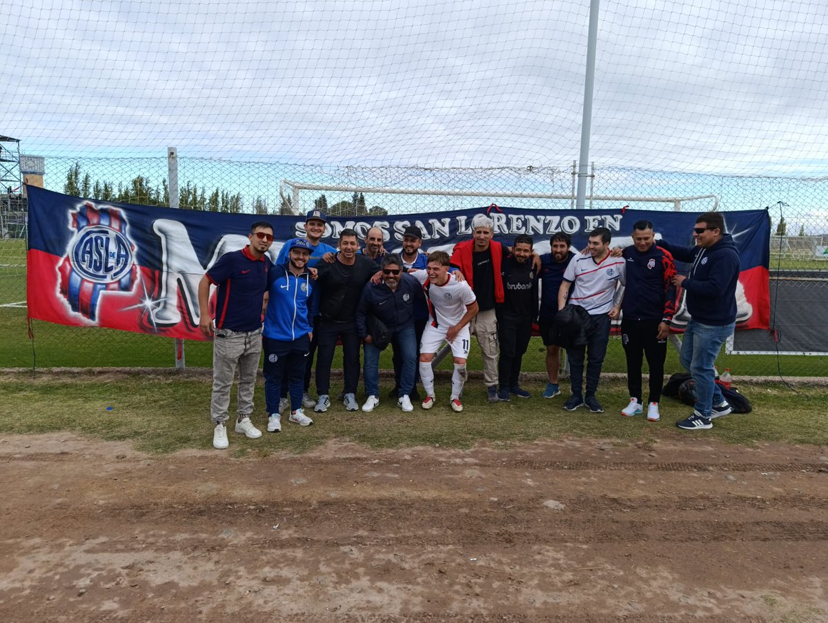 CASLAMendoza's tweet photo. Es la banda de Mendoza que al Ciclón viene a alentar!💙🩷

La Peña estuvo presente en el triunfo de la Reserva frente a Godoy Cruz por la novena fecha de la Copa Proyección.

Vamos los pibes!⚽💪🏼

#SlFederal🇦🇷
#SomosSanLorenzoEnMendoza🏔
#MasQue90Minutos 💙❤ https://t.co/Y8ORAke75q