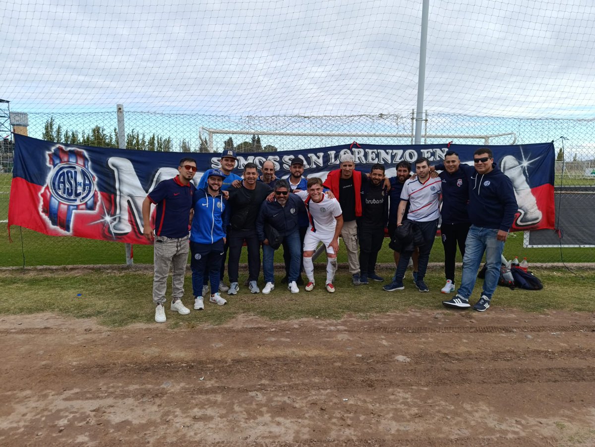 CASLAMendoza's tweet photo. Es la banda de Mendoza que al Ciclón viene a alentar!💙🩷

La Peña estuvo presente en el triunfo de la Reserva frente a Godoy Cruz por la novena fecha de la Copa Proyección.

Vamos los pibes!⚽💪🏼

#SlFederal🇦🇷
#SomosSanLorenzoEnMendoza🏔
#MasQue90Minutos 💙❤ https://t.co/Y8ORAke75q