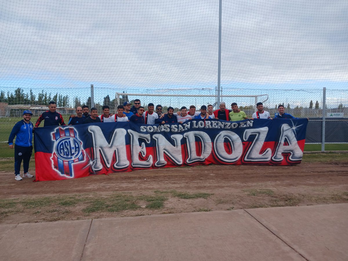 CASLAMendoza's tweet photo. Es la banda de Mendoza que al Ciclón viene a alentar!💙🩷

La Peña estuvo presente en el triunfo de la Reserva frente a Godoy Cruz por la novena fecha de la Copa Proyección.

Vamos los pibes!⚽💪🏼

#SlFederal🇦🇷
#SomosSanLorenzoEnMendoza🏔
#MasQue90Minutos 💙❤ https://t.co/Y8ORAke75q