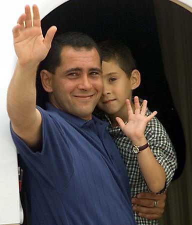 El viernes santo del año 2000, Elián González fue rescatado de manos de sus secuestradores. Pudo regresar a Cuba el 28 de junio, con su padre. Finalizaba así una lucha protagonizada por los cubanos a la que se sumó el pueblo de EEUU y muchas personalidades, dirigidos por Fidel.