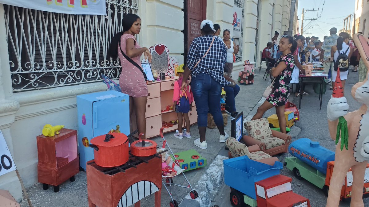 YamileMoya27096's tweet photo. #SiempreSantiago Inaugurada en Santiago de Cuba la 49 edición de la Feria Cultural Expositiva El Tivolí.
Tradición de la Ciudad Héroe @BeatrizJUrrutia @ManuelFalconH @dpestgo @dmesantiago2019 @NorkaColas90538 @MozoYamira13045 @AdolisVelazquez https://t.co/5VSdaQ7n1T