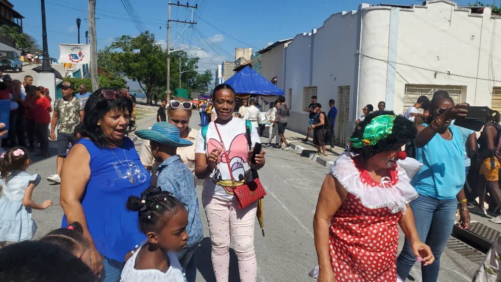 YamileMoya27096's tweet photo. #SiempreSantiago Inaugurada en Santiago de Cuba la 49 edición de la Feria Cultural Expositiva El Tivolí.
Tradición de la Ciudad Héroe @BeatrizJUrrutia @ManuelFalconH @dpestgo @dmesantiago2019 @NorkaColas90538 @MozoYamira13045 @AdolisVelazquez https://t.co/5VSdaQ7n1T
