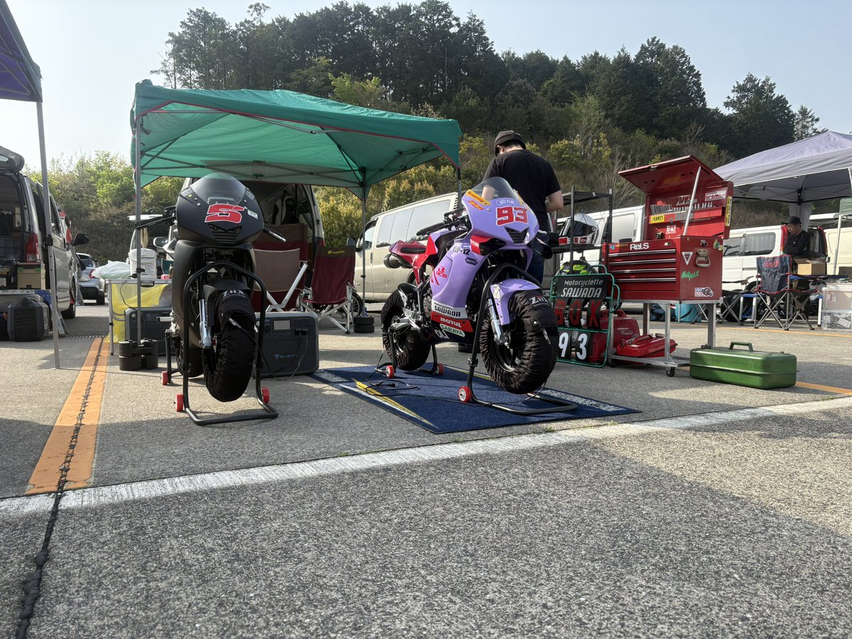 mc_sawada's tweet photo. 5時間耐久
暑いぐらいの天気☀️
#鈴鹿ツインサーキット　#オーヴァーレーシング #モトサイクレットサワダ #５時耐久 #ミニバイクレース https://t.co/M3fST74Wam