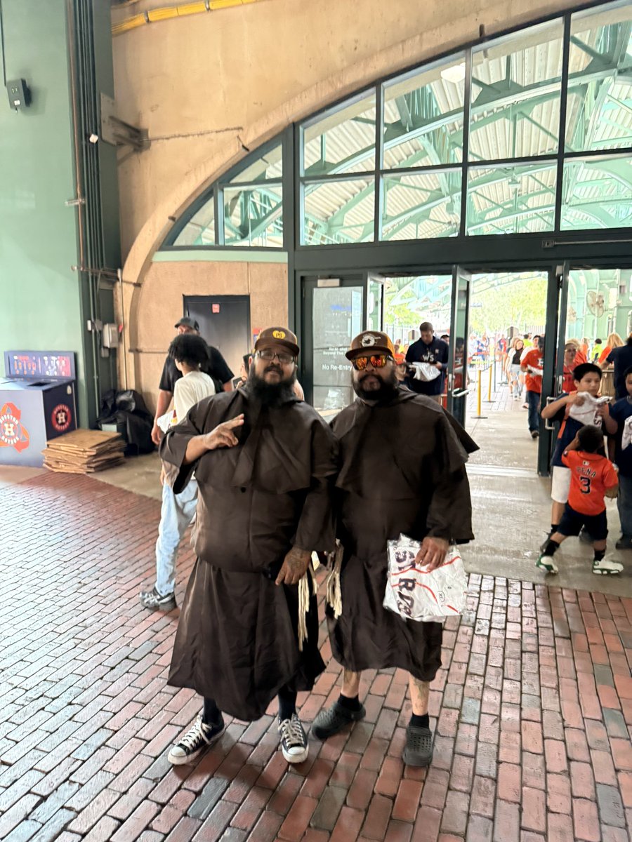 padrestandpoint's tweet photo. Padres fans showing out in Houston https://t.co/sJBIKWzPlR