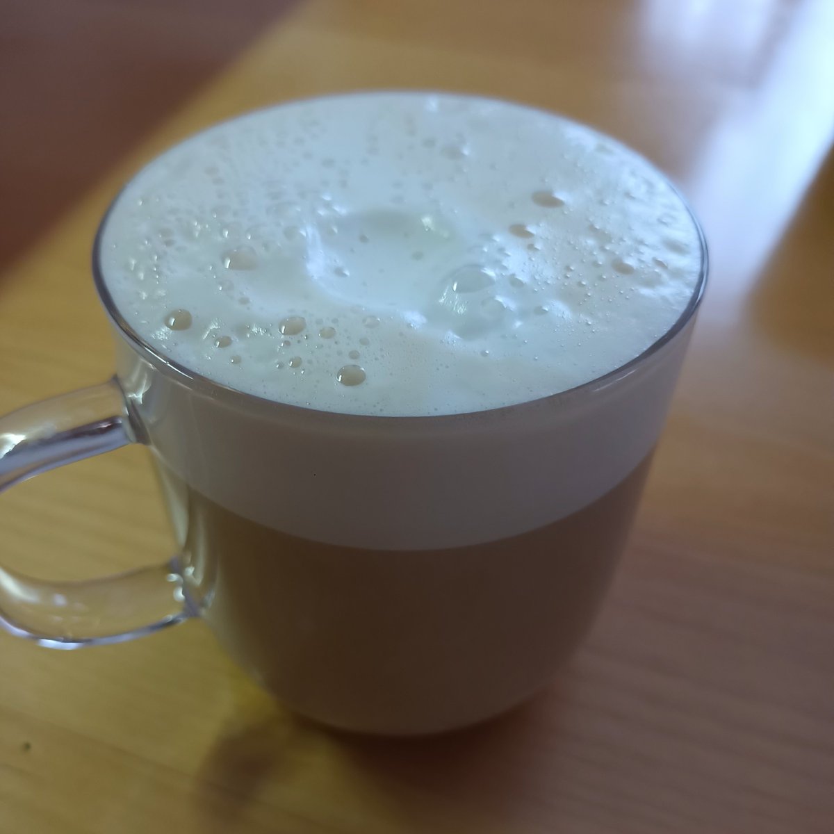 おはようございます。休日の朝、ていねいにいれるコーヒー☕️。届いたばかりの新しい豆があると、それだけでちょっと特別な気分に。香りも味も、その日だけの自分へのご褒美☺️