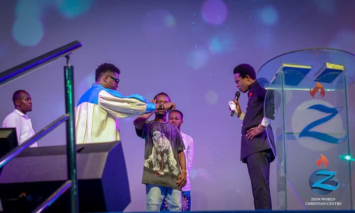 ZionWorldLagos's tweet photo. To the glory of God there was a miracle of someone who couldn't hear with his right hear from birth. After prayers was made, the power of God moved and he received his miracle.

#Day1
#Testimomy
#EasterFireConference
#ZionWorldMinistry https://t.co/Vwt08pXywg