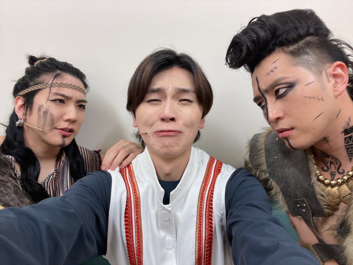 #デスティニー2025 
初日の幕が上がりました🔥⚔️

殺陣盛りだくさんエンターテイメント！
いかがでしたか？？
拍手や歓声、笑い声も聞こえて嬉しかったあー！！

今日は昼夜2回公演で、
ロビーにも出るので沢山グッズゲットしてください！劇場で待ってます👍👍