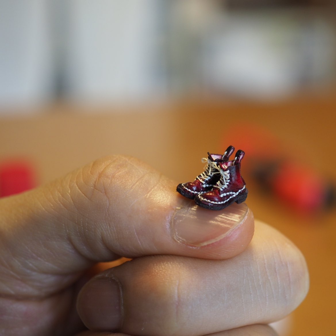rootap's tweet photo. 長さ12mm赤いブーツ完成!
白牛革
���さ 本体0.3mm
底0.45mm✖️2
縫い目ピッチ 0.5mm
縫い糸 #フジックス fine COL.20
針 #みすや針 大細
染料 #Lized レンカラー チェリー ディープブラック
染料 底 #SEIWA バチック 焦茶
エアブラシ #mrhobby PROCON 0.2
コンプレッサー #wavecompressor 058 https://t.co/ubaYLdXKrs