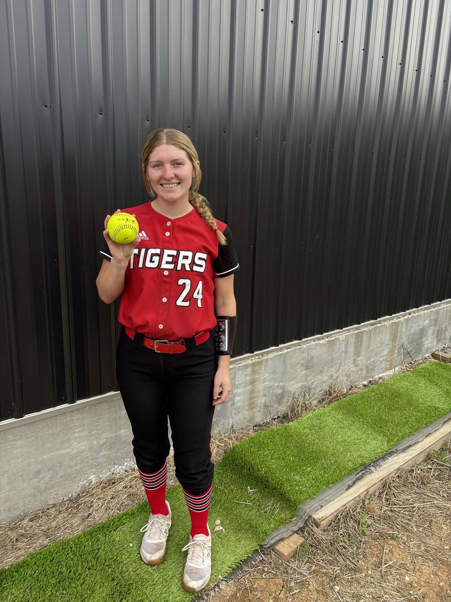 SEK Sports (@sek_sports) on Twitter photo ๐ฃ <a href="/JourneysbyGina/">Journeys By Gina</a> SEK Bomb Squad ๐ฃ
๐ฅ Fort Scott junior Aubrey Yarick launched a 2-RUN HOMERUN in their game against Pittsburg! ๐ฅ That's her SECOND bomb of the season! Keep that power swing going, Aubrey! ๐ช #SEKsports #sports #kansas #kshaa #SEKelite #softball #kspreps ๐ฃ <a href="/JourneysbyGina/">Journeys By Gina</a> SEK Bomb Squad ๐ฃ
๐ฅ Fort Scott junior Aubrey Yarick launched a 2-RUN HOMERUN in their game against Pittsburg! ๐ฅ That's her SECOND bomb of the season! Keep that power swing going, Aubrey! ๐ช #SEKsports #sports #kansas #kshaa #SEKelite #softball #kspreps