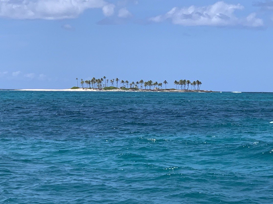 s_reeves's tweet photo. @RetroNewsNow Here’s the real Gilligan’s island, Sandy Cay, about a 20 minute boat ride from Nassau Bahamas. Taken from our snorkel boat. https://t.co/xBvxAK6GDb