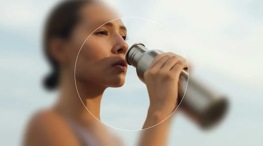 HealthInASnap's tweet photo. Electrolytes are no longer just for athletes! 🏃‍♂️💦 They’re becoming a wellness trend, boosting hydration and overall health for everyone. From fighting fatigue to balancing fluids, electrolytes play a key role in daily wellness. Remember: It’s all about balance! ⚖️ #Hydration https://t.co/mTlqCzwbXR