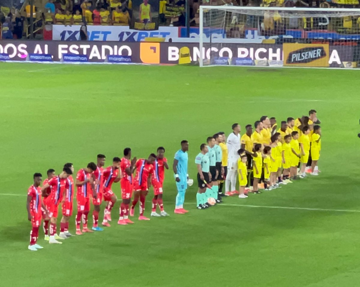 directfutbolec's tweet photo. Rueda el balón en el estadio Monumental 🏟️⚽ ya juegan
#BarcelonaSC 0 - 0 #ElNacional
📷: @soniiperez_ para #DirectFutbolec https://t.co/2TdTFHp87r