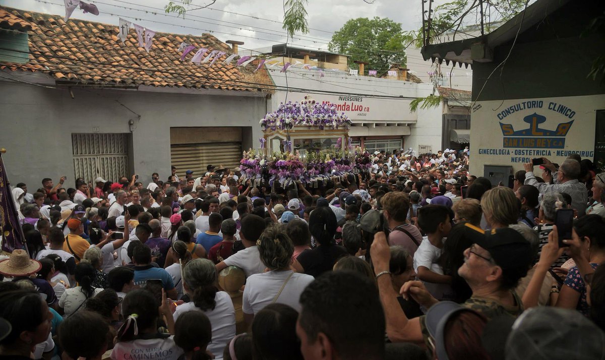 Luisemartinezh's tweet photo. #ViernesSanto

Muchos afirman que la procesión del Santo Sepulcro de Villa Cura es con la de la Divina Pastora de #Barquisimeto la de mayor asistencia en #Venezuela.

Entre los muchos villacuranos con quien compartimos, Alexander hijo de mi gran amigo Alberto Roye que sin duda ha sido el mejor Alcalde de #Zamora #Aragua.

(2/2)

#18Abril