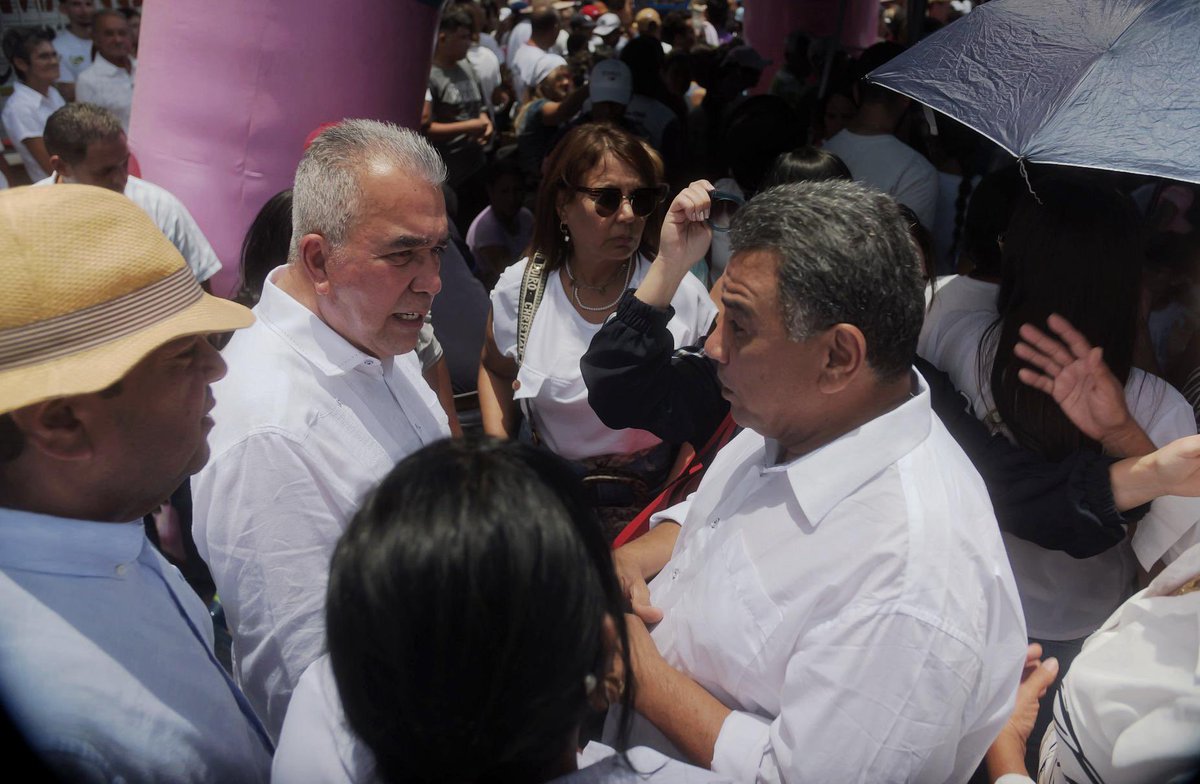 Luisemartinezh's tweet photo. #ViernesSanto

Muchos afirman que la procesión del Santo Sepulcro de Villa Cura es con la de la Divina Pastora de #Barquisimeto la de mayor asistencia en #Venezuela.

Entre los muchos villacuranos con quien compartimos, Alexander hijo de mi gran amigo Alberto Roye que sin duda ha sido el mejor Alcalde de #Zamora #Aragua.

(2/2)

#18Abril