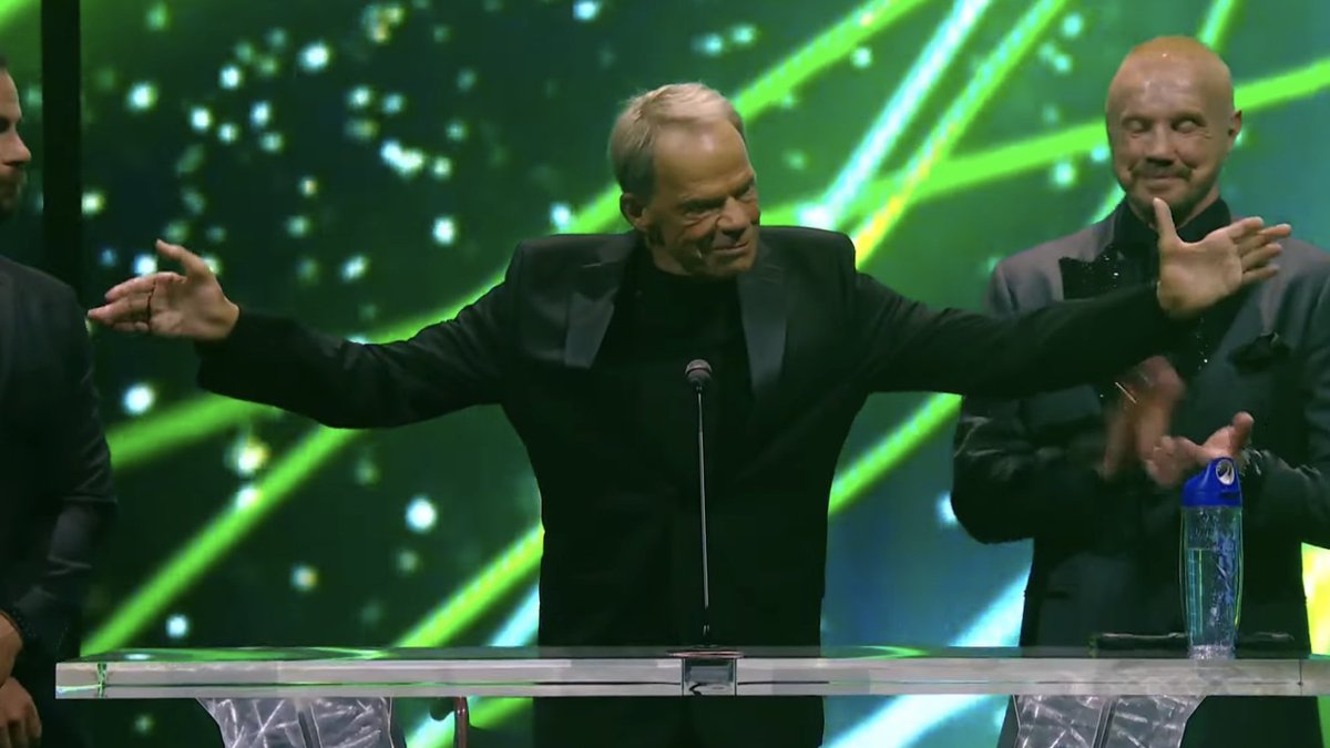 From being in a wheelchair for years, unable to stand, to delivering a 10+ minute speech on his own two feet.

Lex Luger is truly an inspiration.

DDP is nothing short of an angel. ♥️

#WWEHOF