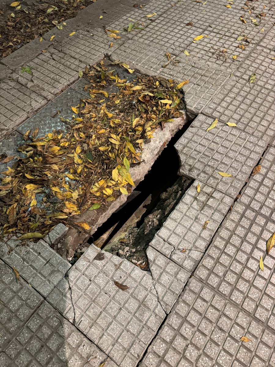Viqquiruiz's tweet photo. ¿Que estamos esperando? ¿Un accidente en la vía pública para que arreglen la vereda? Mucha línea F pero no podemos mantener la ciudad. Hay 3 denuncias para que vengan a arreglarlo. @gcba @jorgemacri #Comuna6 #Caballito https://t.co/yHDsEkdvZp