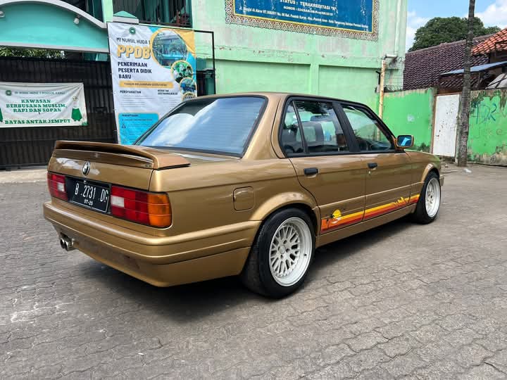 Forsale bmw e30 m40 th 1990 warna champagne, kondisi antik, full mtech frp, ban r16 belang, jok depan recaro, mesin sehat, airflow normal, ac, kaki2 nyaman tidak ada bunyi.

Minus :
- pajak off 2023
- power window bekang kiri off

40jt nego tipis
Lokasi Bintaro
0895613281951