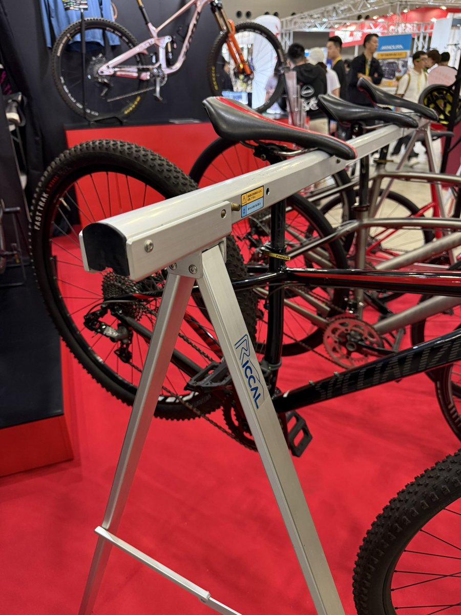 Screw_Factory's tweet photo. こちらのアルミ製サイクルスタンドは、静岡の理研軽金属工業（RICCAL）さんの製品です。

軽量でコンパクトに折り畳めるのに、広げると最大でバイク6台（通常は4台）を駐輪可能。使い勝手も抜群です！

当社では、その扱いやすさと信頼性から、試乗車用にRICCALさんのスタンドを採用しています。 https://t.co/oUAkrcKgPL