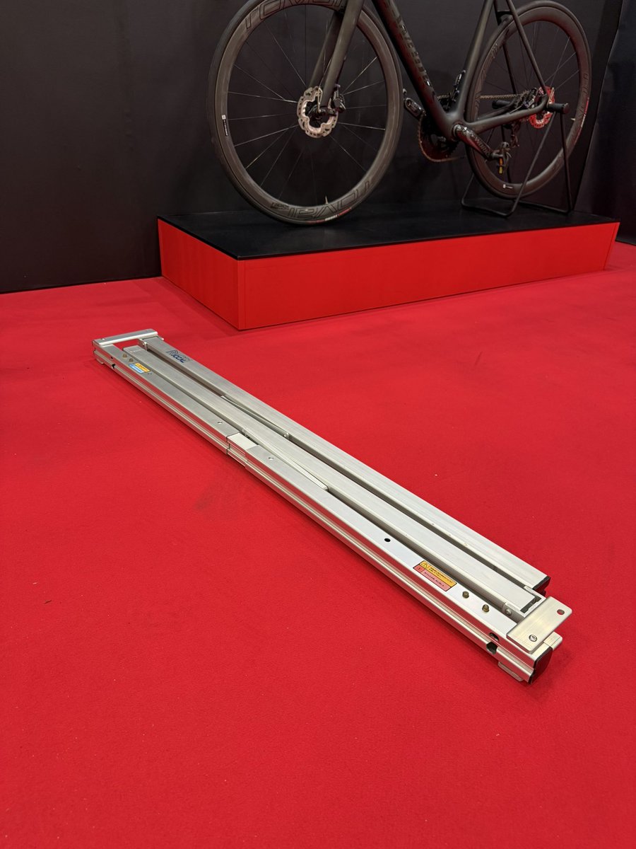 Screw_Factory's tweet photo. こちらのアルミ製サイクルスタンドは、静岡の理研軽金属工業（RICCAL）さんの製品です。

軽量でコンパクトに折り畳めるのに、広げると最大でバイク6台（通常は4台）を駐輪可能。使い勝手も抜群です！

当社では、その扱いやすさと信頼性から、試乗車用にRICCALさんのスタンドを採用しています。 https://t.co/oUAkrcKgPL