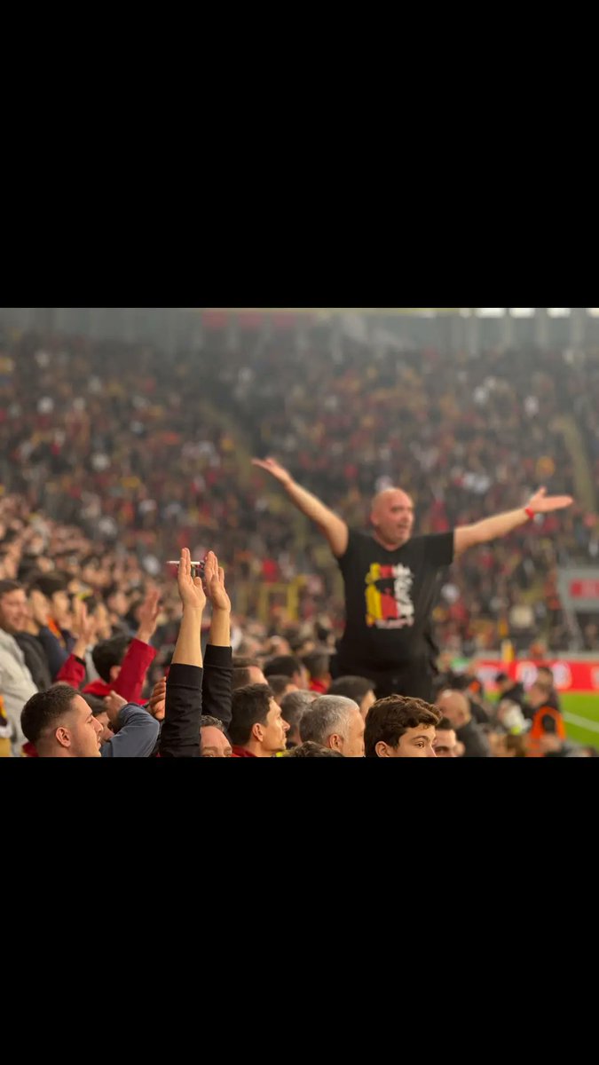 Bugün Göztepe nin maçı var
Bugün o girtlaklar orda birakilacak
Maçı seyretme
Top rakipdeyken ıslık baskı
Besteleri bölme 
Selfi çekme
Seninle trübünde ateş et sesinle
Küfür etme,ettirme
Vurduğun gol olsun 
Yediğin ofsayt Göztepem 💛 ❤️