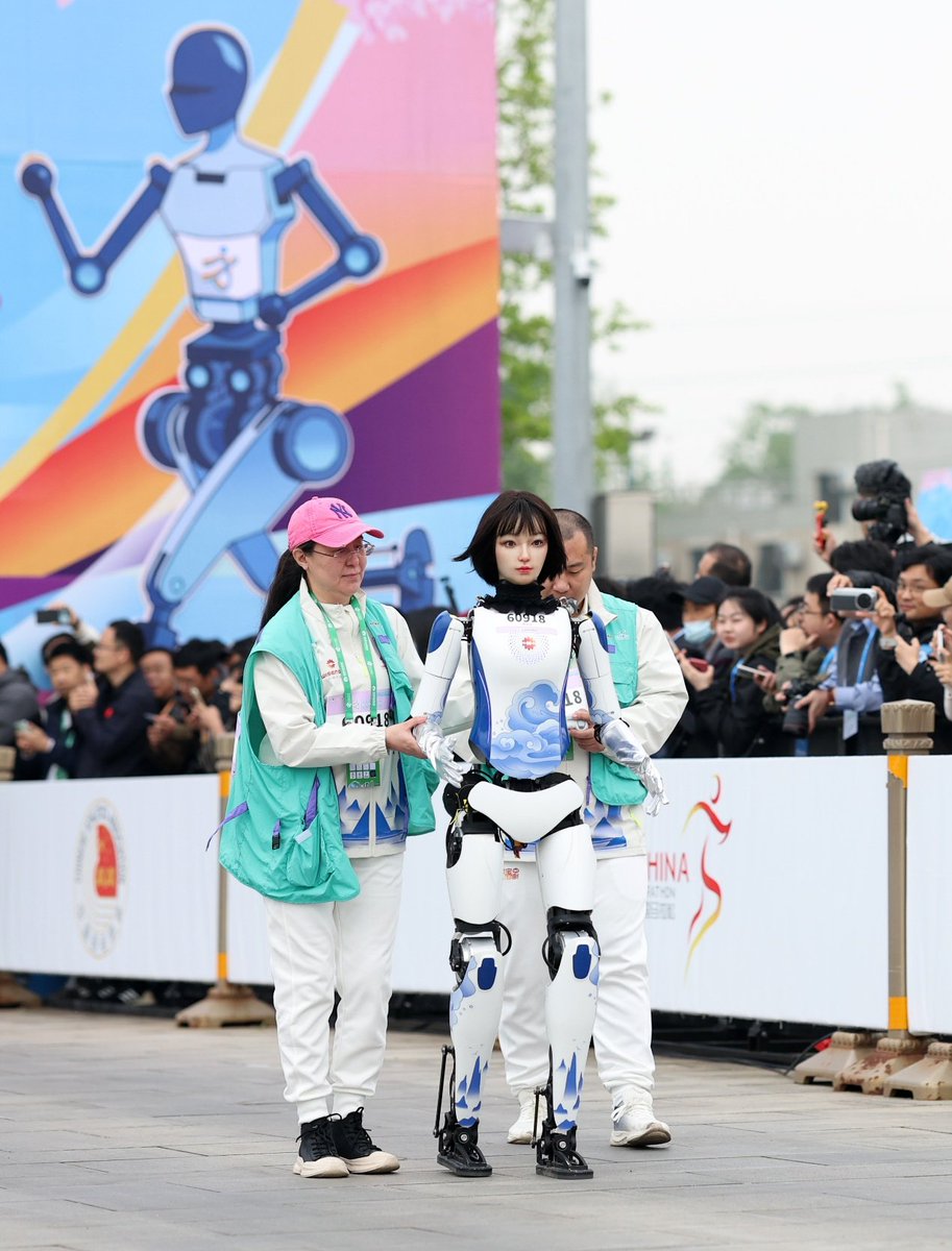 chiny24com's tweet photo. 👉 --- Co tam słychać nad Wisłą? 

👉👉👉 --- Bo w Pekinie półmaraton z udziałem robotów. A to początek mojej technologicznej sinodysei... https://t.co/dAhhaU4eTD
