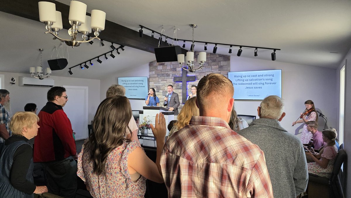 IsaacDavis_HBC's tweet photo. Tonight was one of my favorite services of the year! I love the cross, and I love our church family! 🙌🏼❤️⛪✝️ https://t.co/1uRyvno8zQ