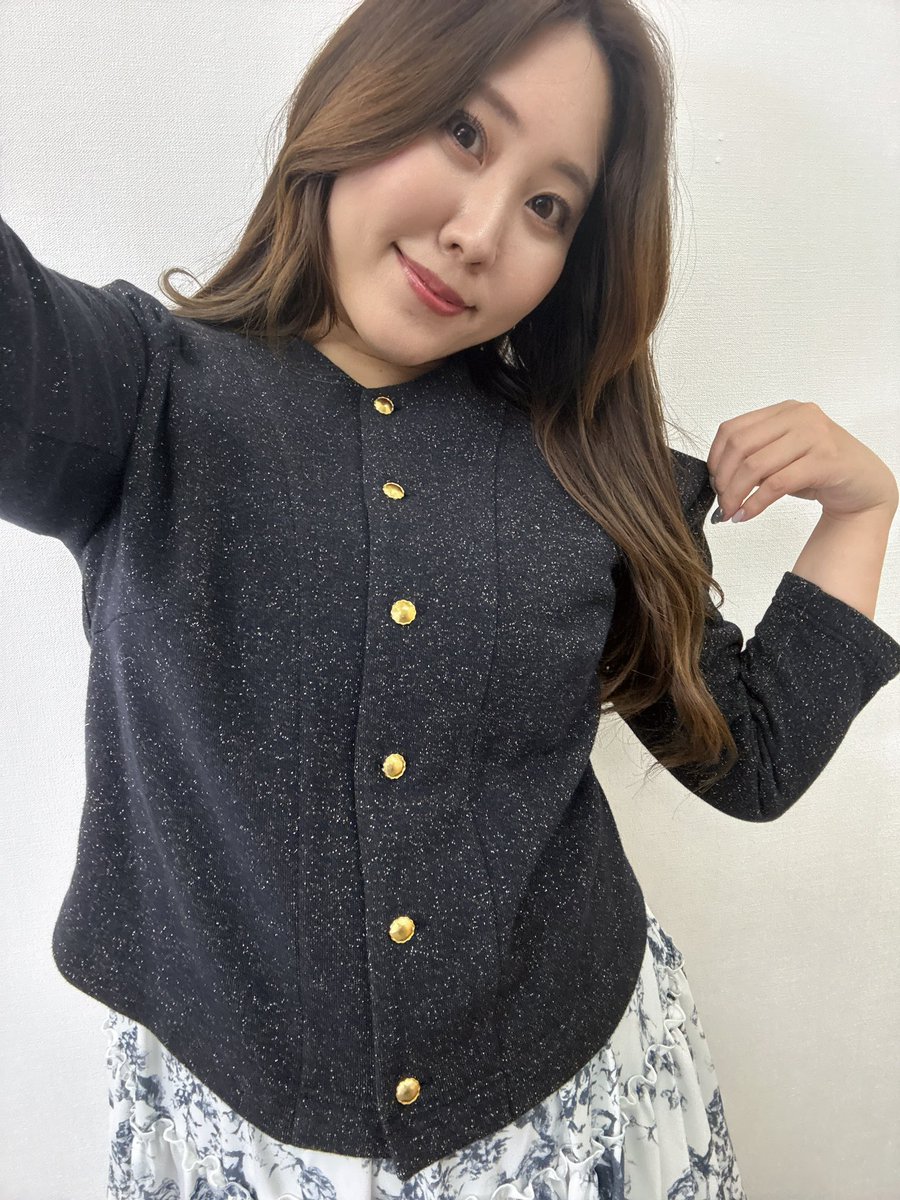 runakumaa's tweet photo. もうあまり在庫残ってないようですが、あやこさんの作ったカーディガン可愛すぎた🥺🙌
写真で見るよりもデイリーにきれそうな素材感で楽ちんすぎた!
Mサイズでしっかりボタン閉まります◎
#Ayakoi https://t.co/9f9yQTqbEs