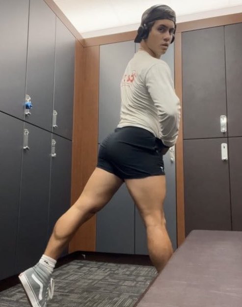 GerryB8man's tweet photo. Quick workout before I head to Anton for his bday! Gotta take him his favorite cake! 🍑 been asking for a bite all week. All for him 🤤 https://t.co/1rd6FSu04T