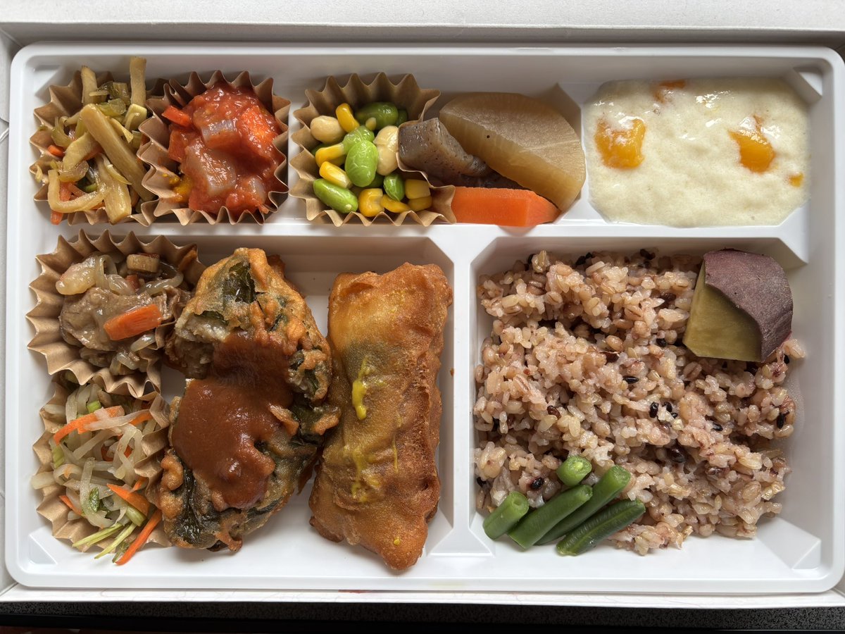 vegan__teacher's tweet photo. 1️⃣土曜昼は夫が「香色茶坊」の
「折箱弁当」を買って来てくれました🍱

2️⃣朝は「大豆ミート入り野菜炒め」
を作ってくれました🫘🥗

いつもながらありがとうごじゃります🙇‍♀️❣️

#香色茶坊 #折箱弁当 #脱搾取 #vegan #大豆ミート #soymeat #野菜炒め #friedvegetables #昼食 #lunch #朝食 #breakfast https://t.co/MONkCsxWmn