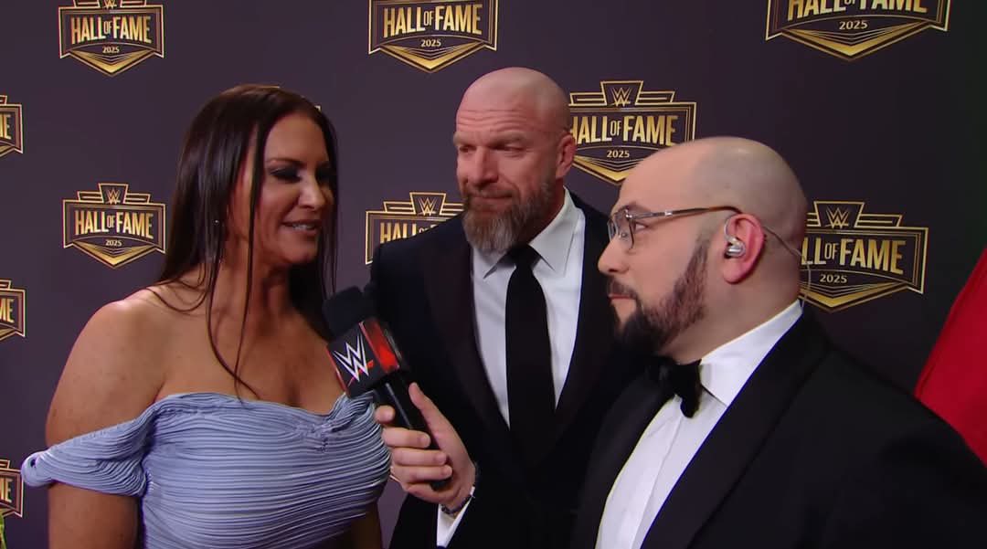 PWGuru02's tweet photo. I see Stephanie McMahon didn’t make it to the hair salon today for her husband’s important night. #WWEHOF #WrestleMania https://t.co/9KLc7ShNZN