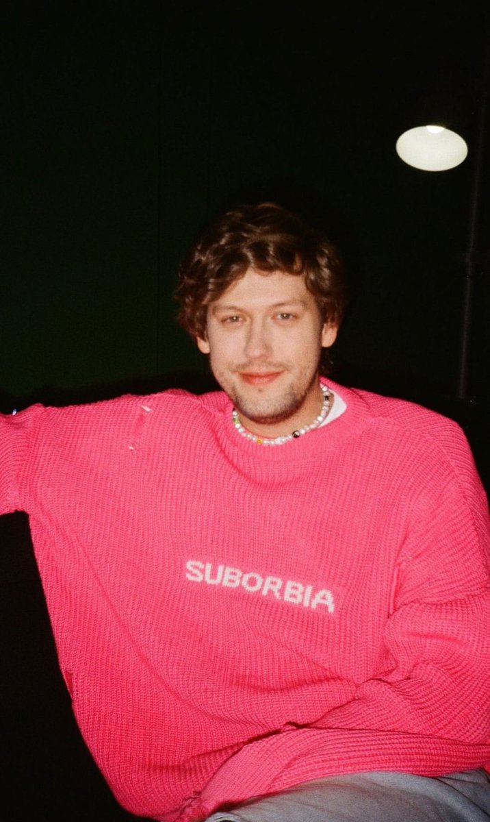 с днём рождения, самый солнечный, харизматичный и бесконечно талантливый мальчик❤️

я много чего не знаю в этой жизни, но точно знаю, что не ошиблась в кумире💖