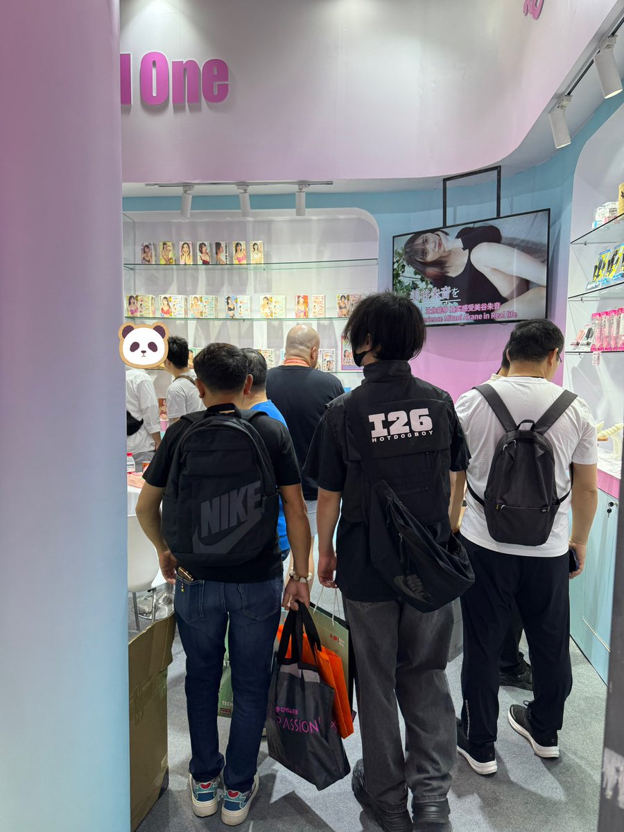 wo_naito's tweet photo. 午後に入り少し混雑してきた😅
#APIEXPO 
#上海展示会 
#ワイルドワン 
#WildOne https://t.co/PN2b4RkFBZ